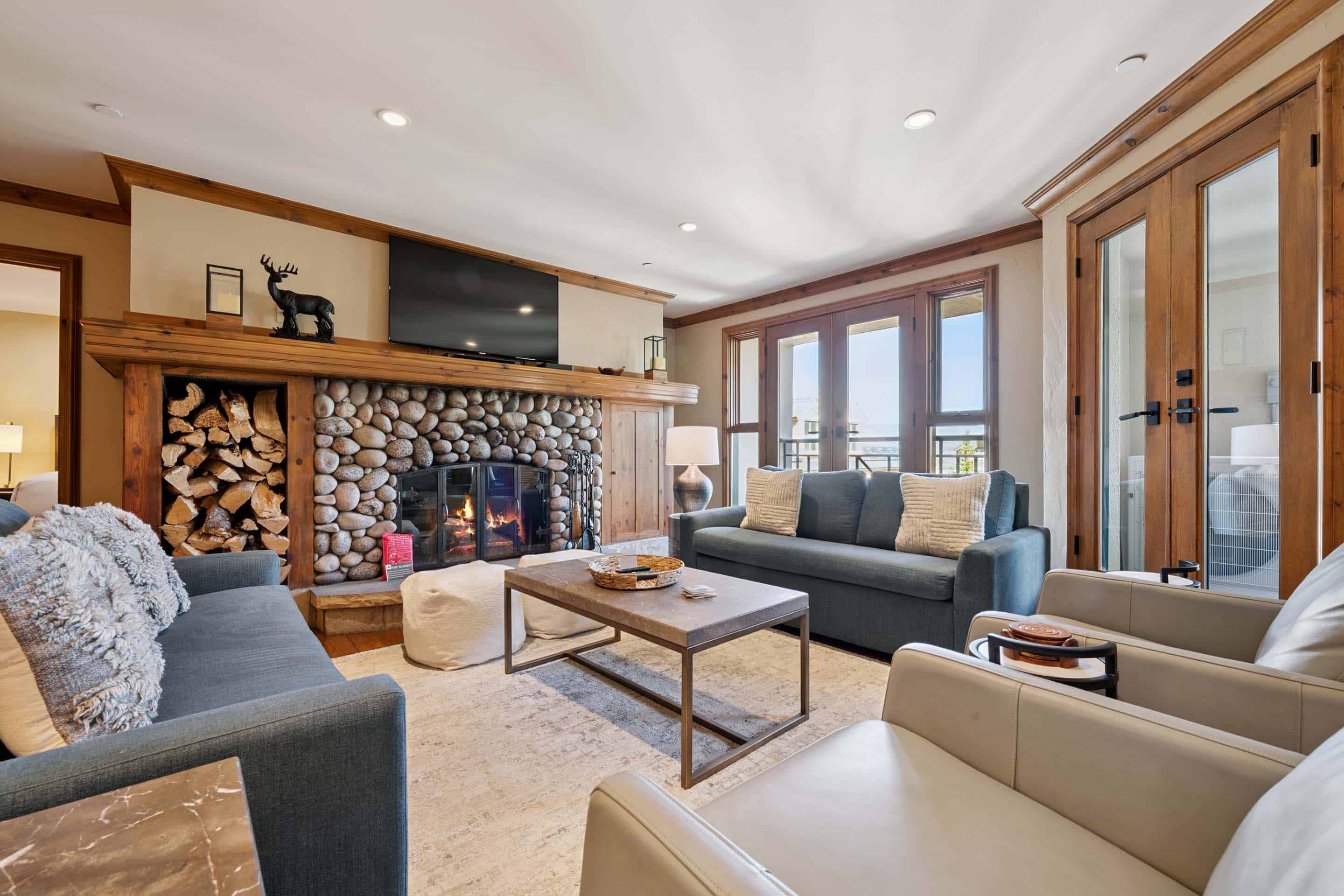 Featured Image - Hyatt Condominium 01